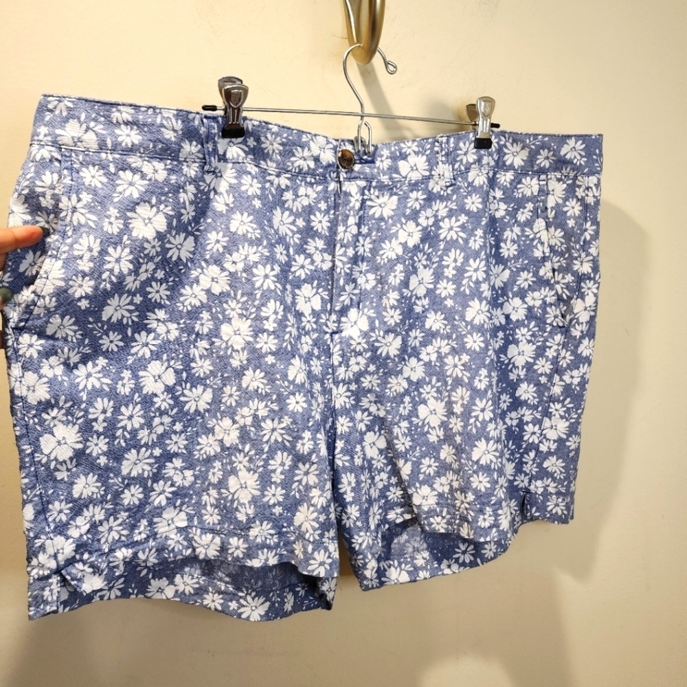Old Navy Women's Floral Blue and White Shorts Plus Size 18